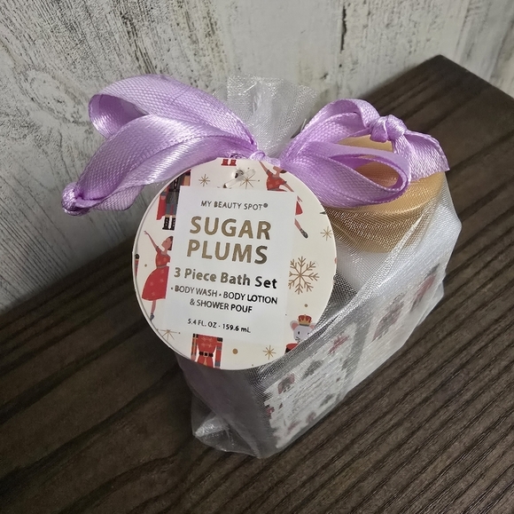 New Sugar Plums 3 piece set Scented Body Wash, Lotion and shower poof - Picture 2 of 7